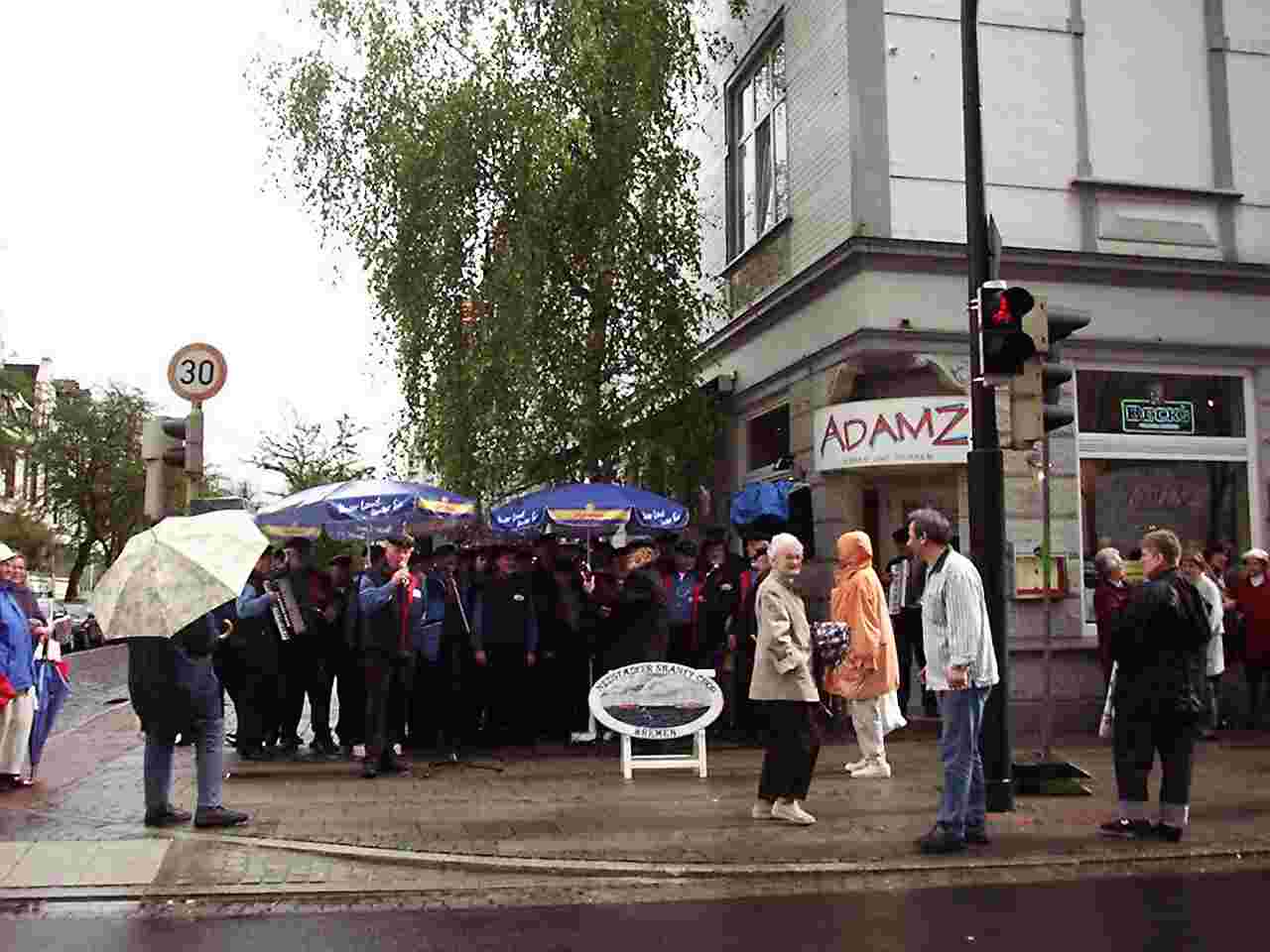 Neustädter Shanty Chor vor der Gaststätte ADAMZ-1