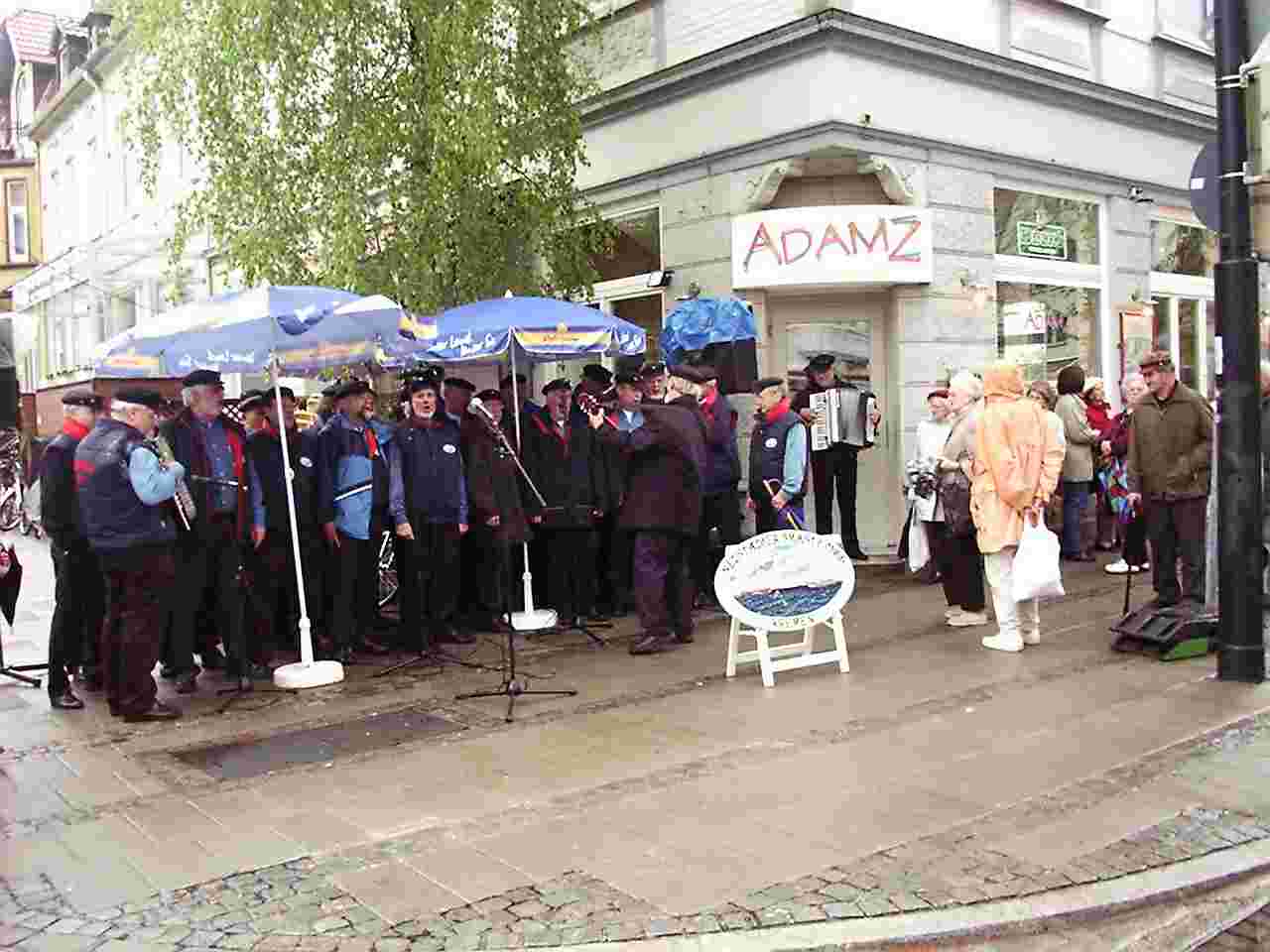 Neustädter Shanty Chor vor der Gaststätte ADAMZ-2