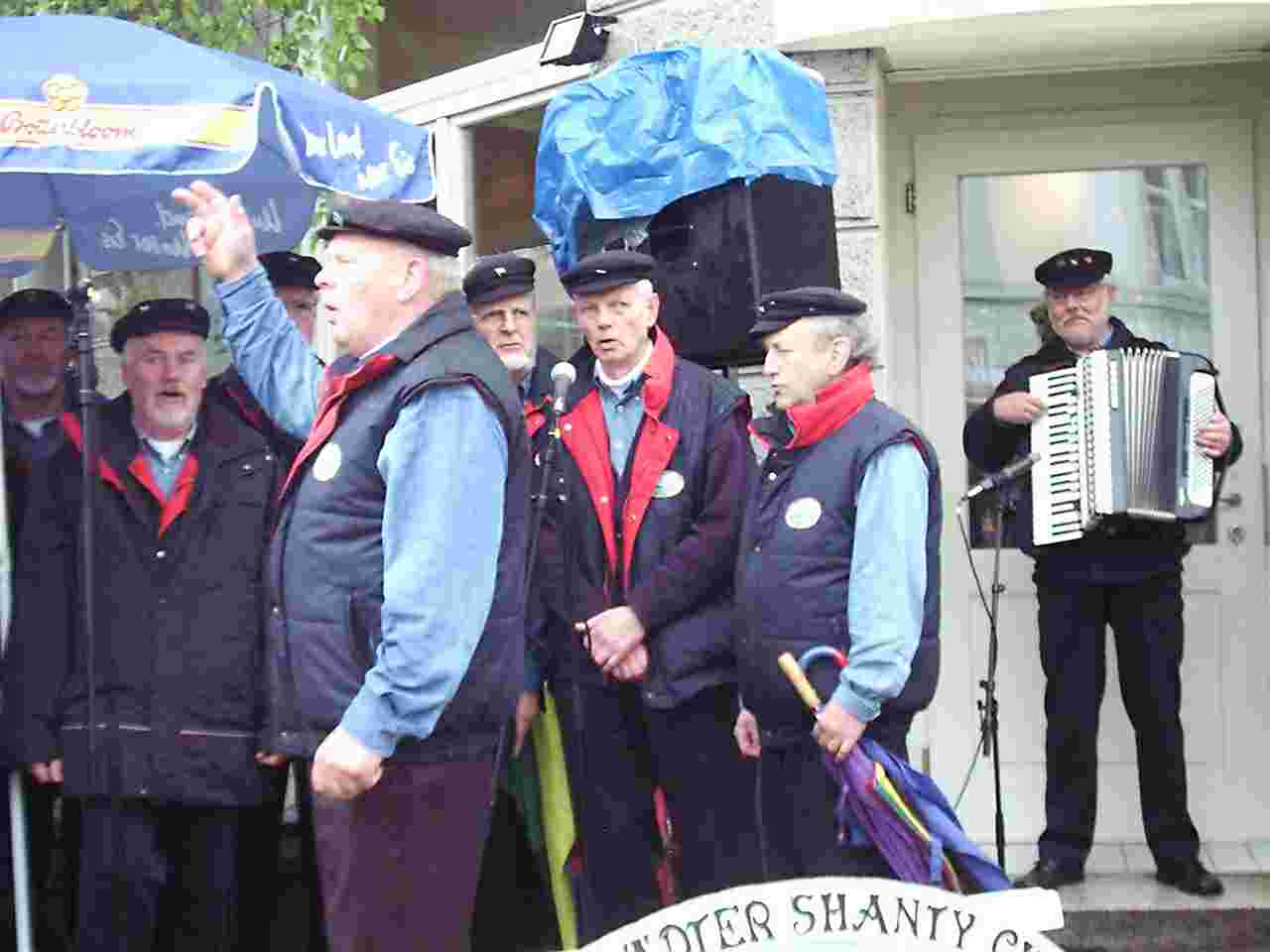 Shanty Chor vor der Gaststätte ADAMZ-6