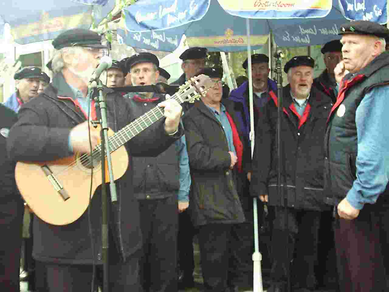 Shanty Chor vor der Gaststätte ADAMZ-7