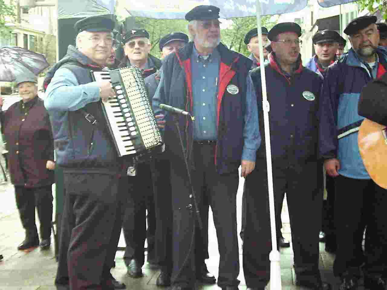 Shanty Chor vor der Gaststätte ADAMZ-8