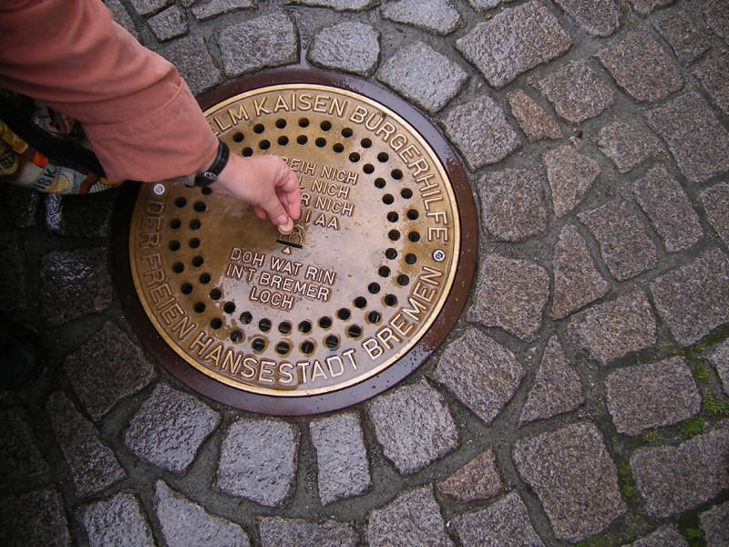 Hier in die Platte Geld einwerfen