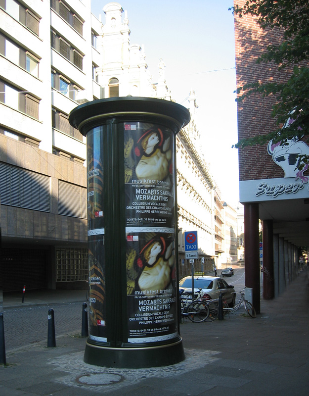 Sicht von der Straßenbahnhaltestelle Domsheide (Richtung Flughafen).