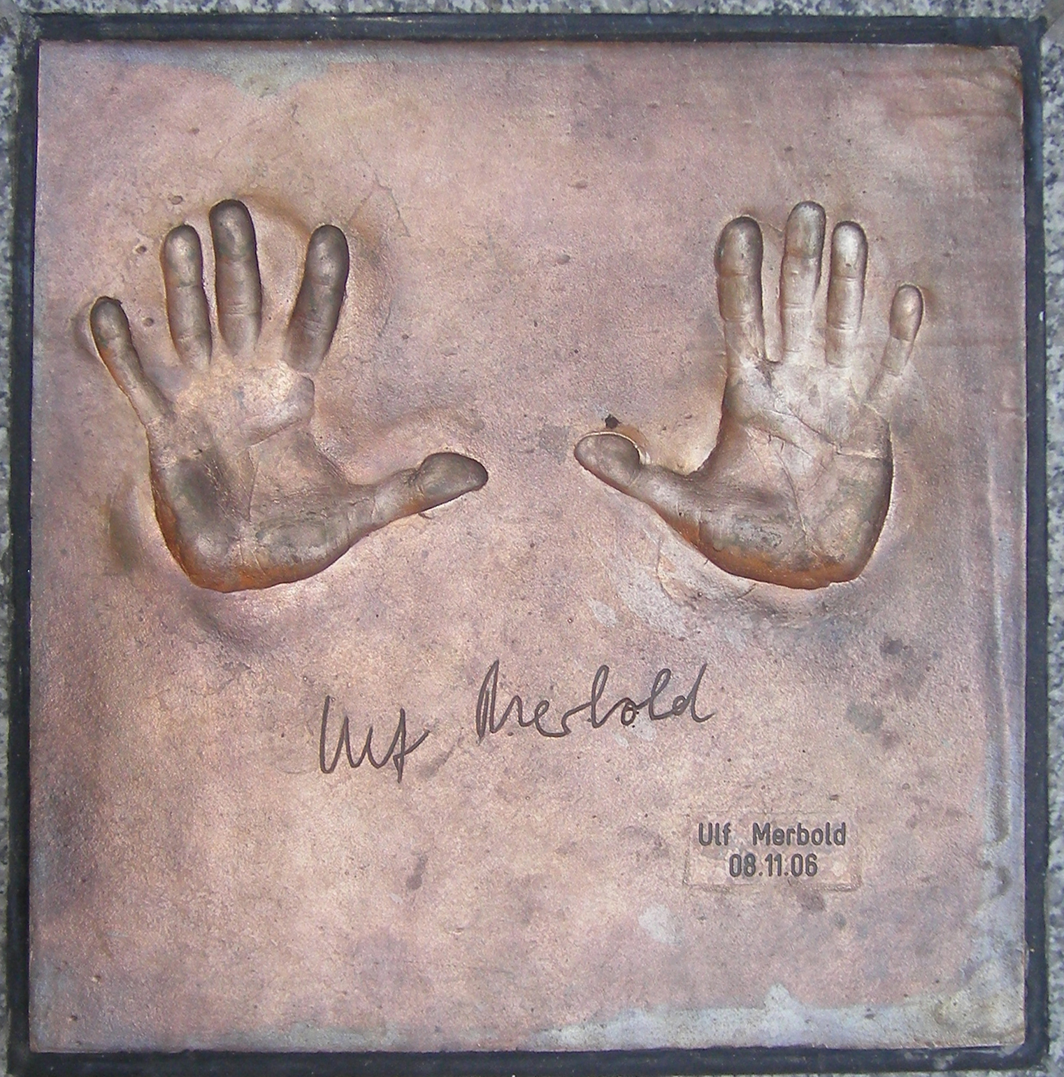 Platte mit Handabdruck von Ulf Merbold, erster West-Deutscher Astronaut.