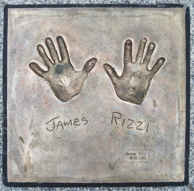 Platte mit Handabdruck von James Rizzi.
