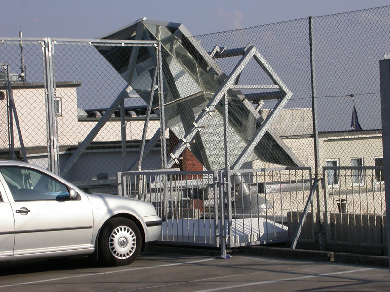 Hier ist der feststehende Umlenkspiegel oben am Rand des Parkdeck von Horten.