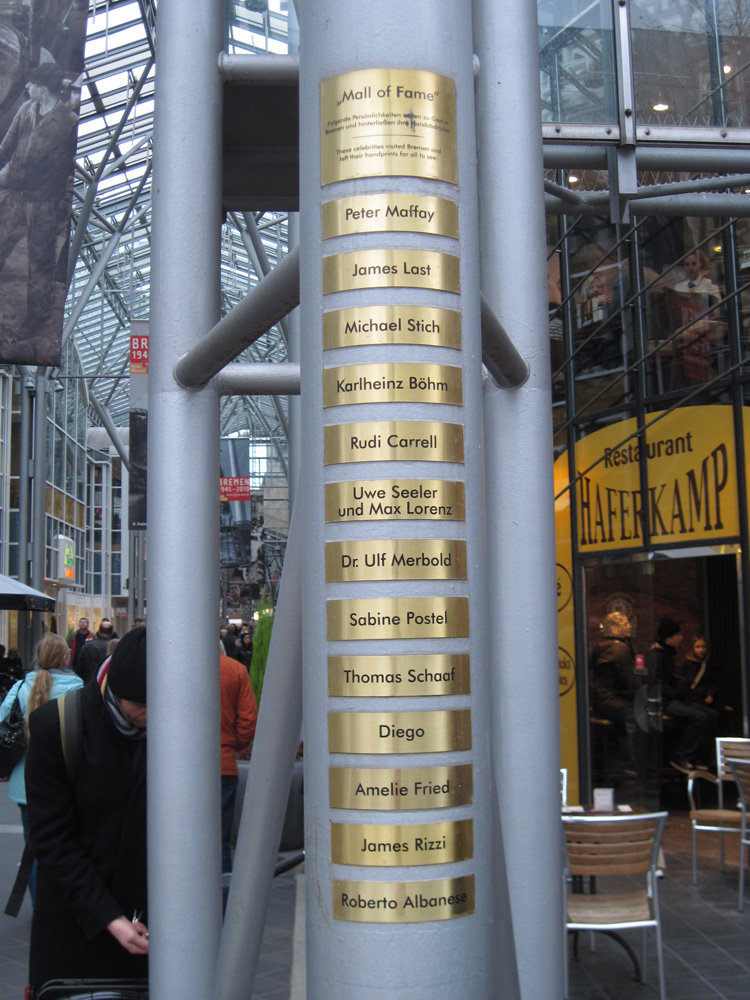 Blick auf die Säule mit den Namen der in der Male of Fame geehrten Personen 13.November 2010.