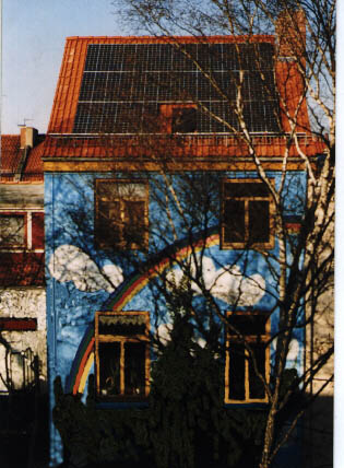 Unser Haus mit Photovoltaikanlage / Hofseite